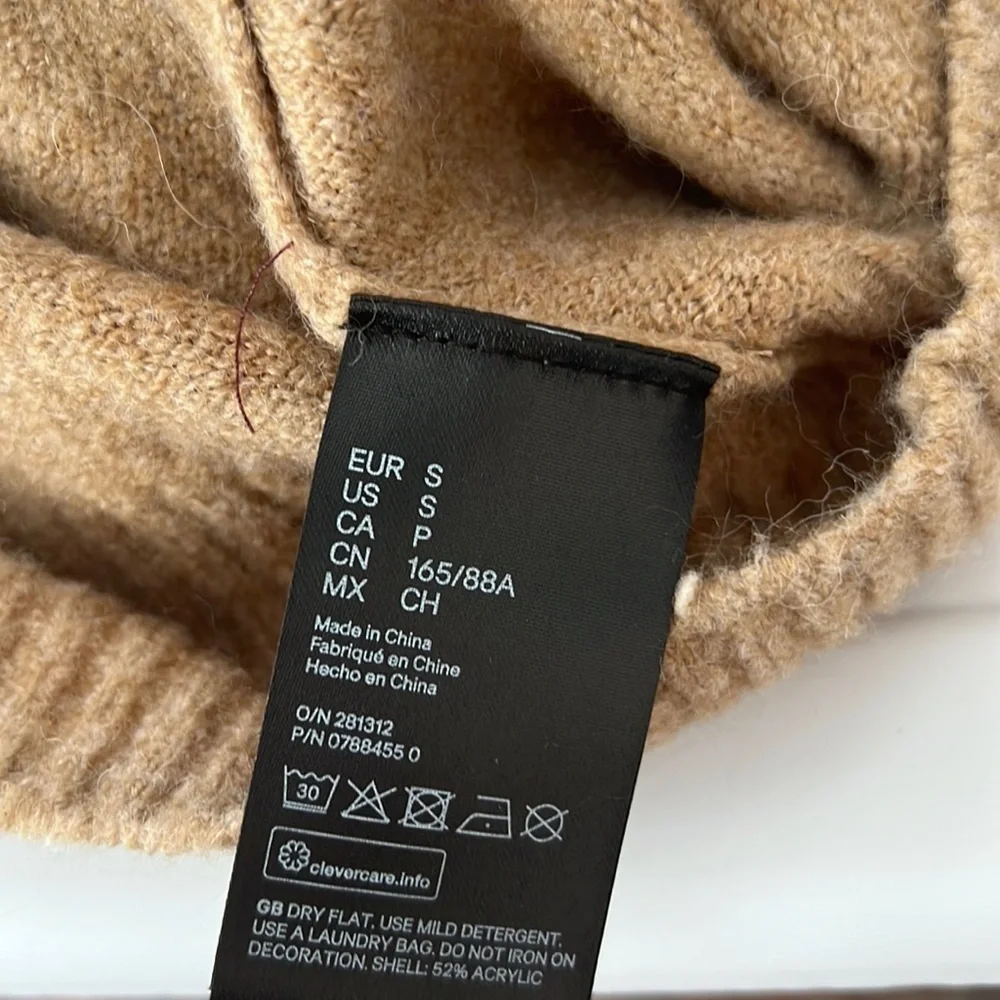 H&M l Long Sleeve Sweater with Faux Pearl Detail. - Picture 7 of 8